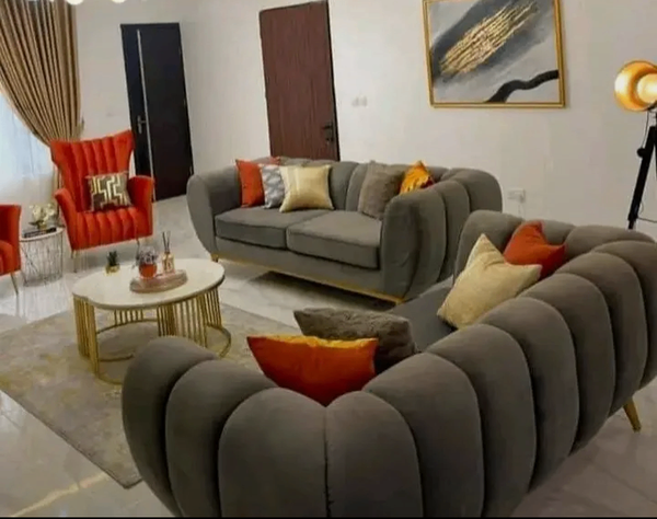 Canapé moderne gris avec oreillers