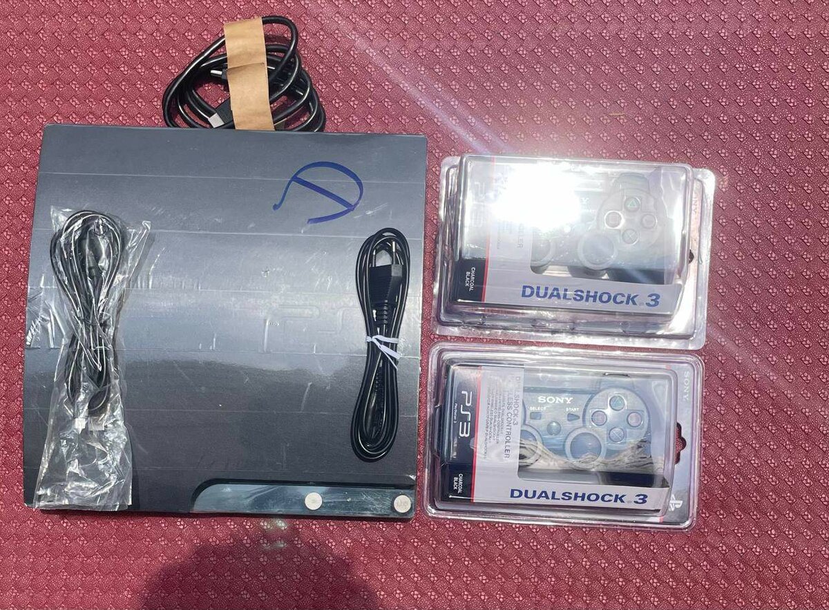 PS3 slim + 20 jeux + 2 manette