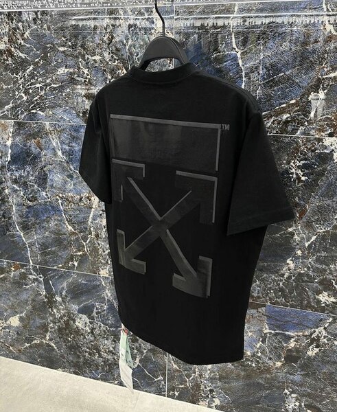 T-shirt noir graphique tendance