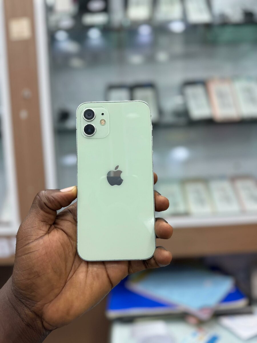 iPhone 12 simple 64Go tout est