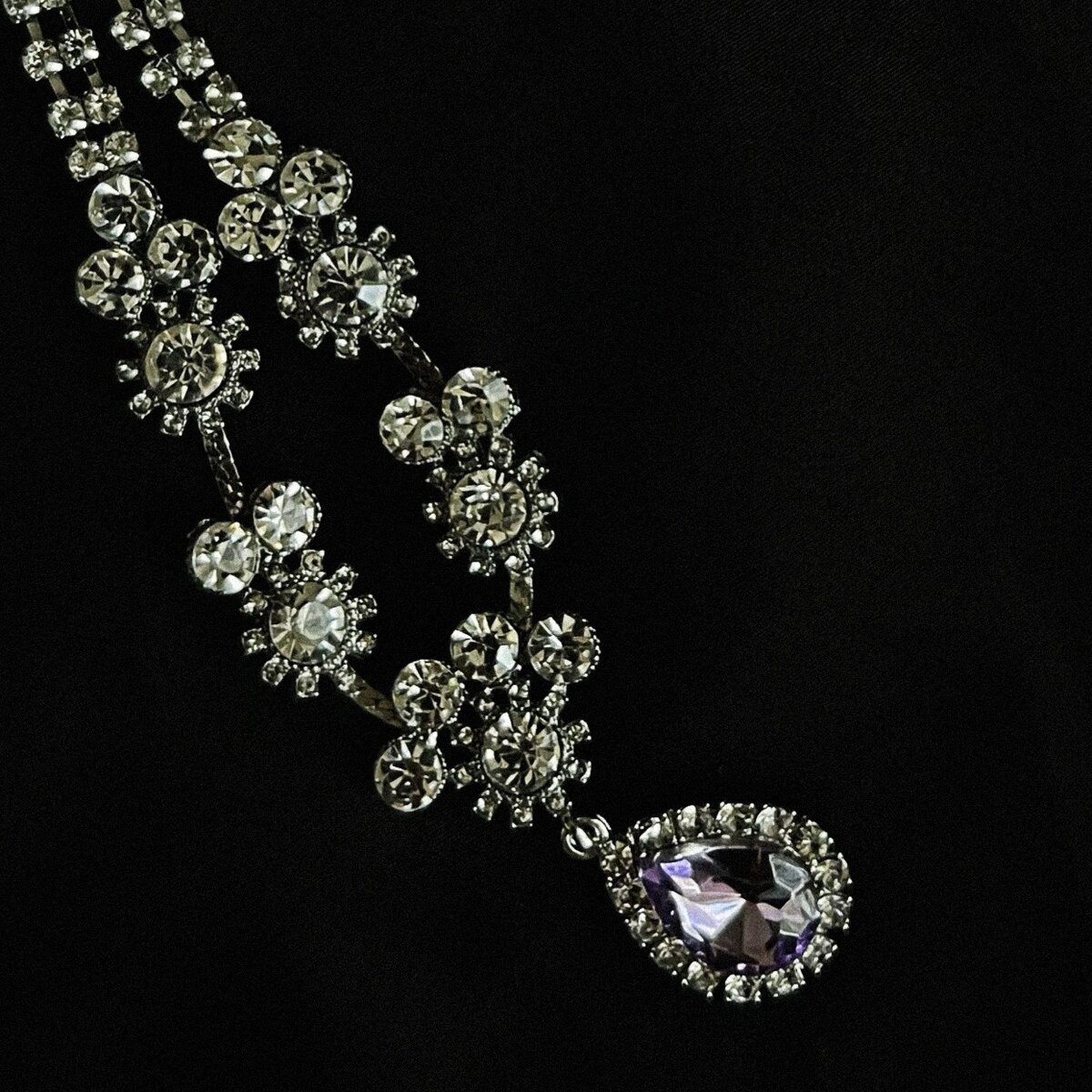 Колье с фиолетовым камнем