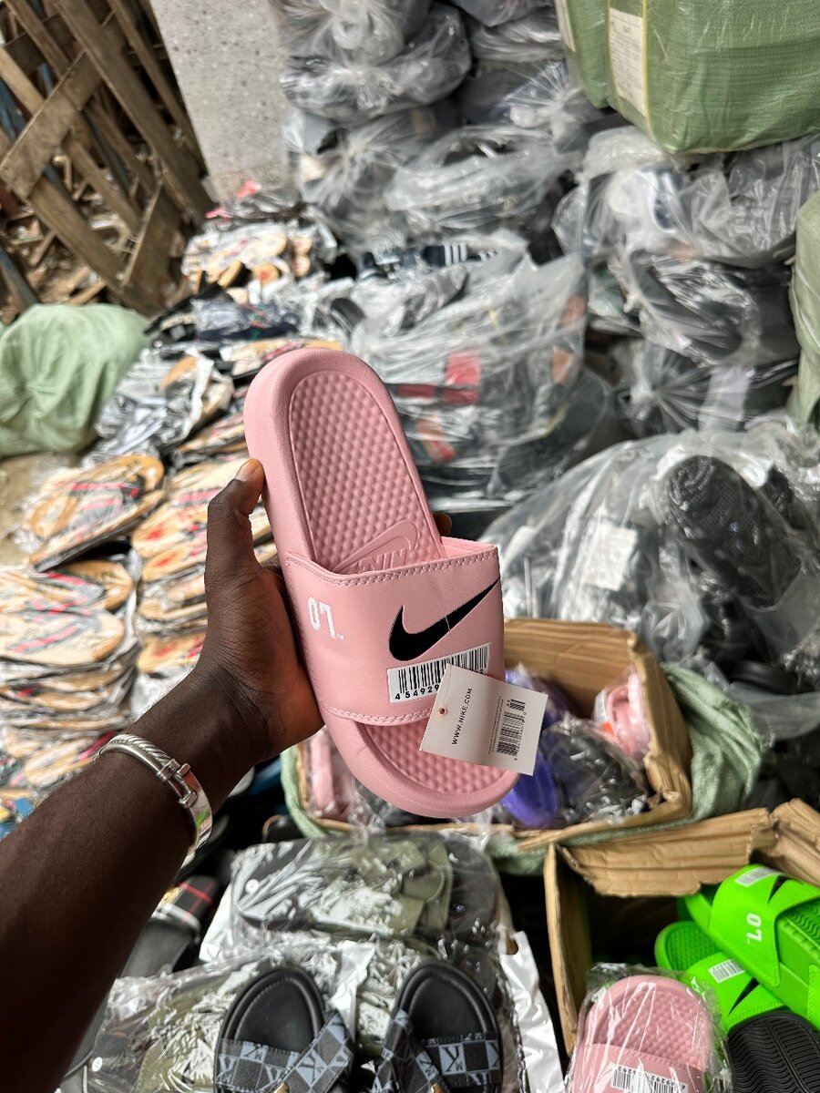 Claquettes colorées confortables