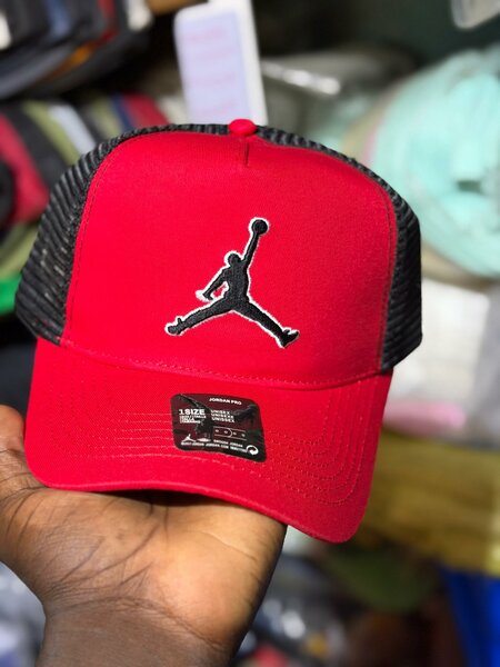 Casquette sport rouge élégante