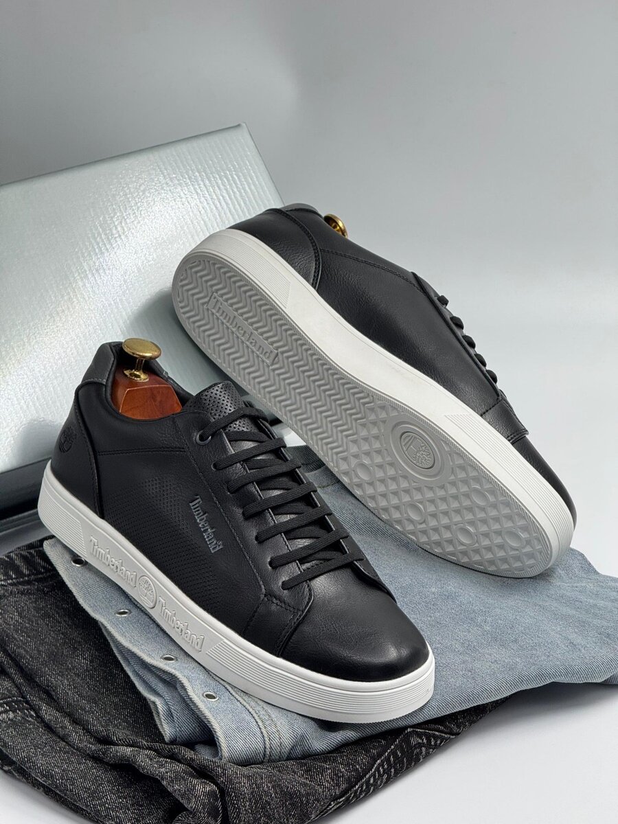 TIMBERLAND BLACK AND WHITE