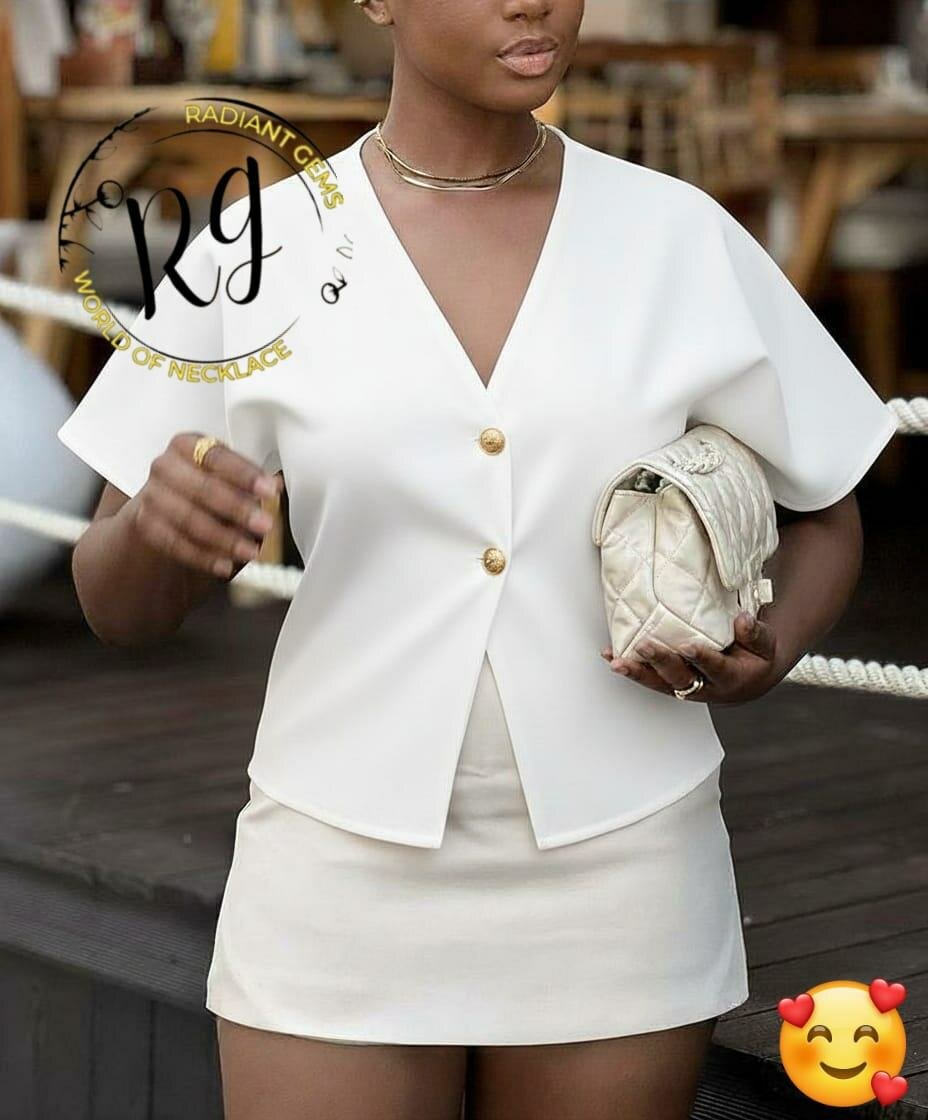 Blouse élégante avec boutons dorés