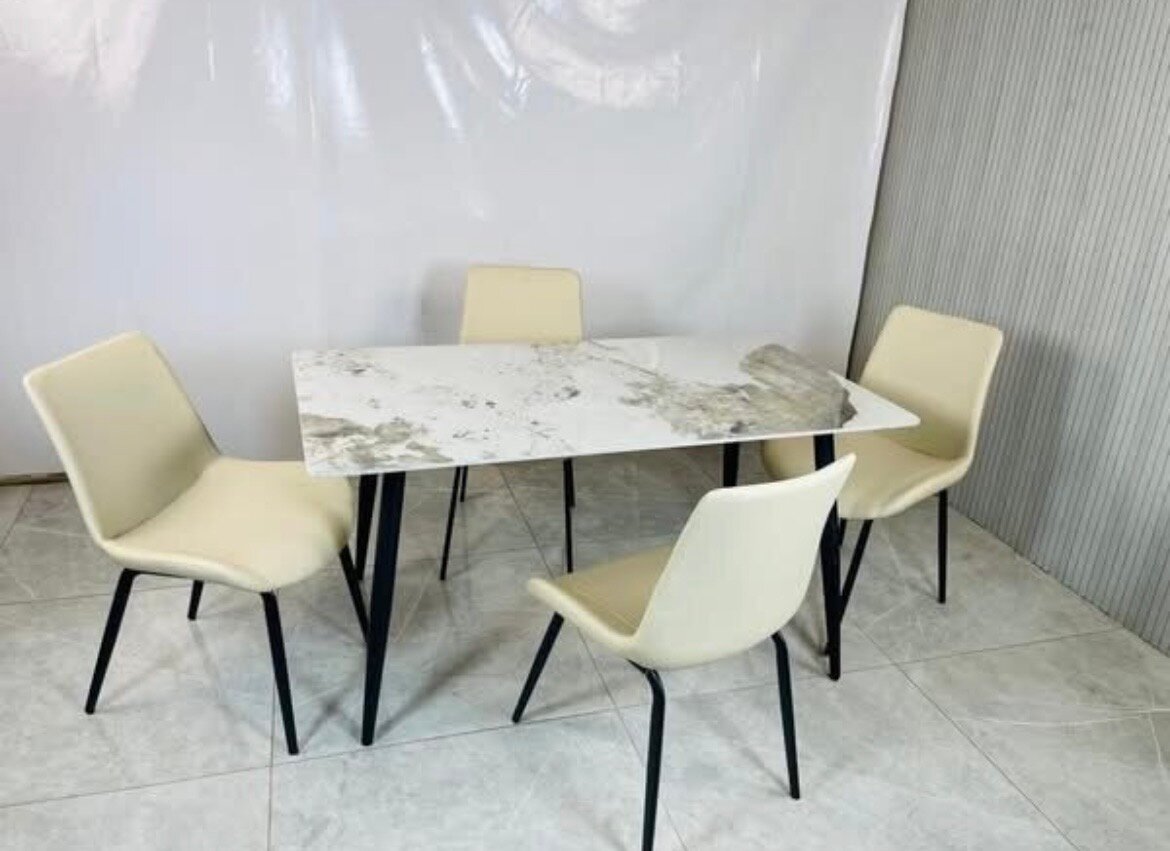 Table et chaises modernes