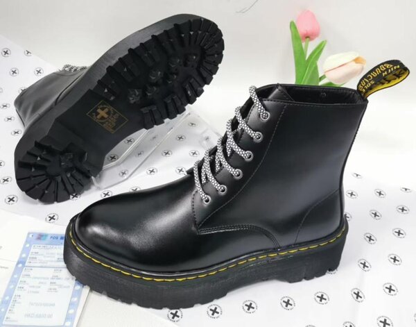 Bottes en cuir noir robustes