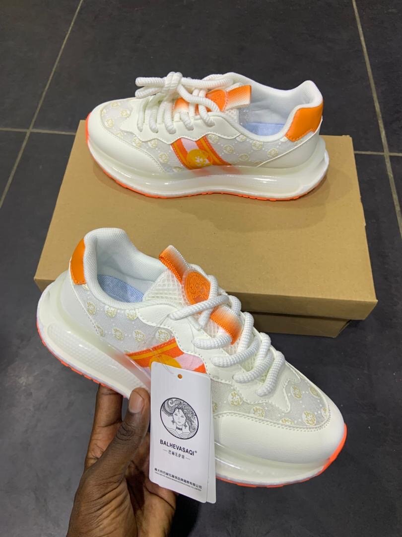 Baskets modernes blanches et orange