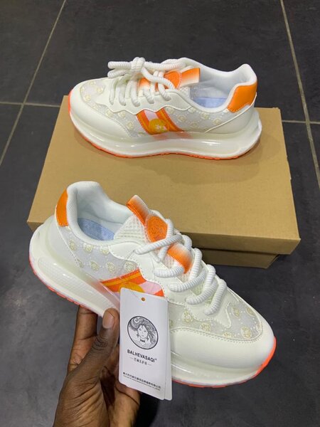 Baskets modernes blanches et orange