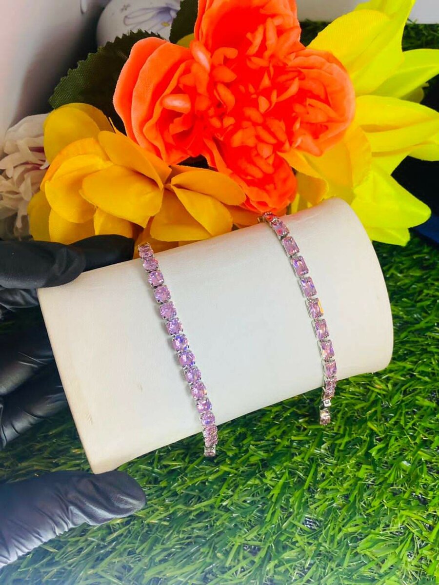 Non adjustable bracelet