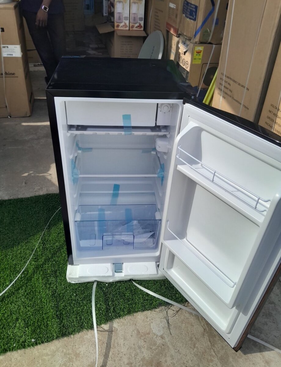 WESTPOOL TABLE TOP SINGLE DOOR FRIDGE 80 LITRES