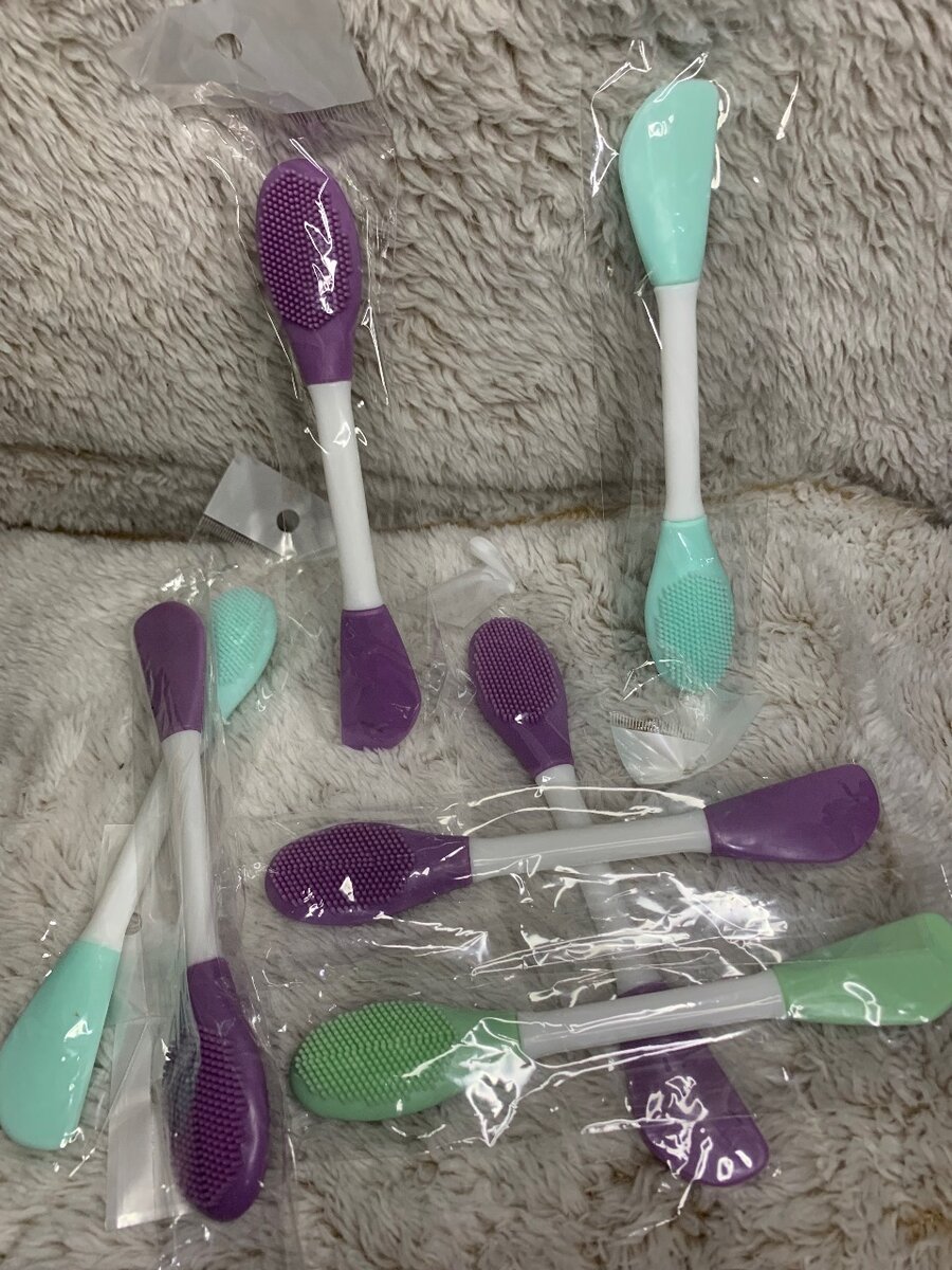 Lip brush (applicator brush)