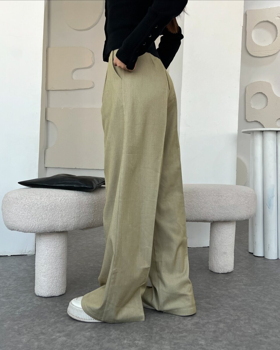 Классические светлые женские брюки