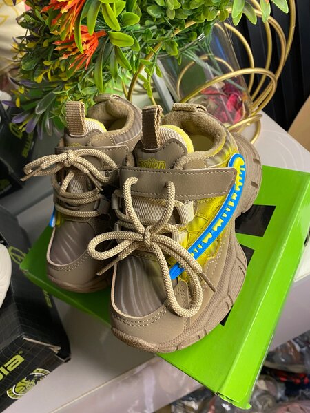 Kids sneakers size 26