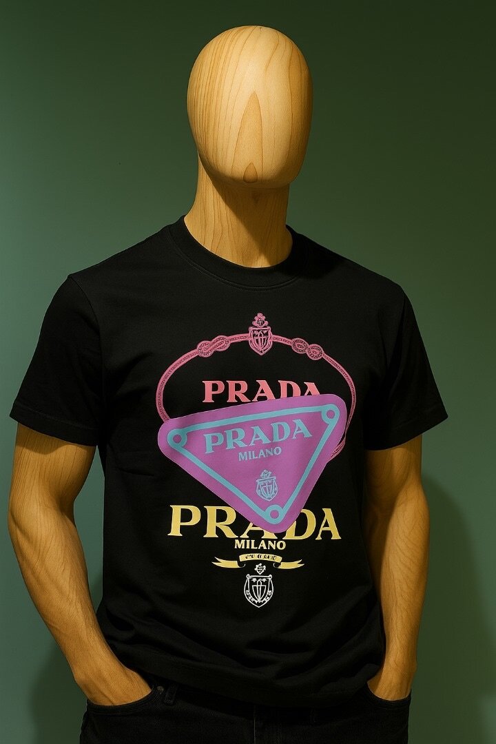 T-shirt noir tendance Prada