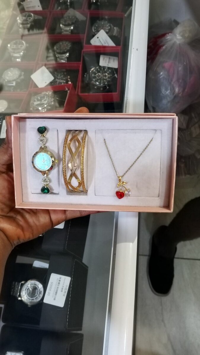 Ensemble Bijoux et Montre Élégants