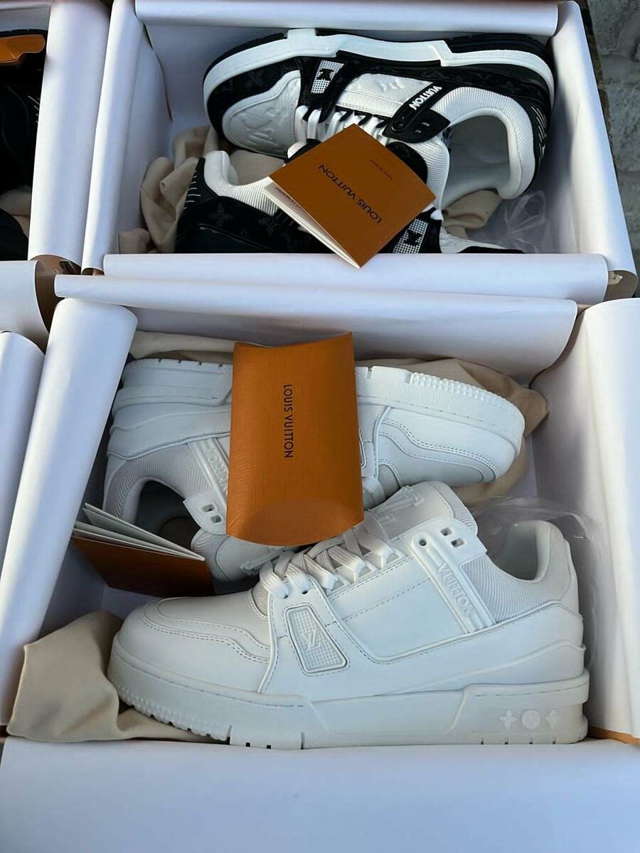 LV SNEAKERS