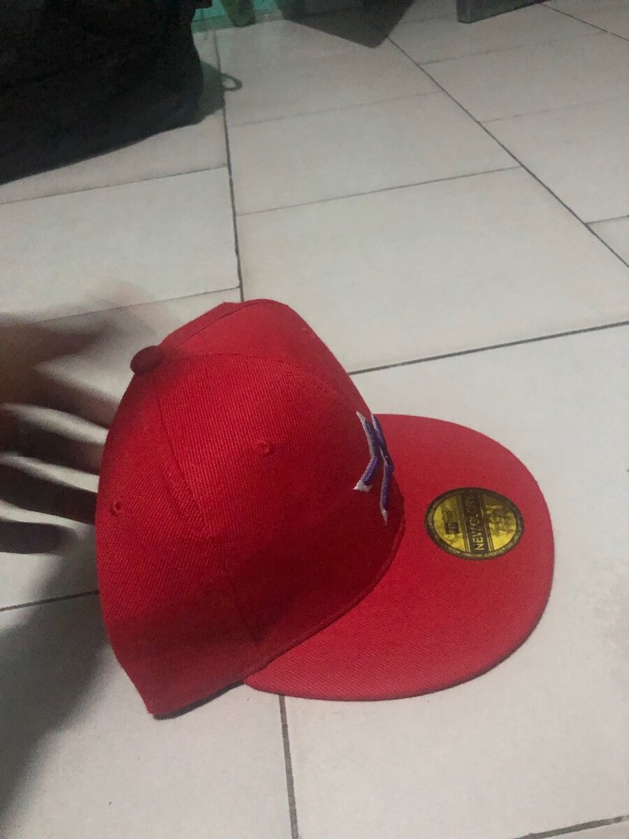 Casquette rouge avec étoile