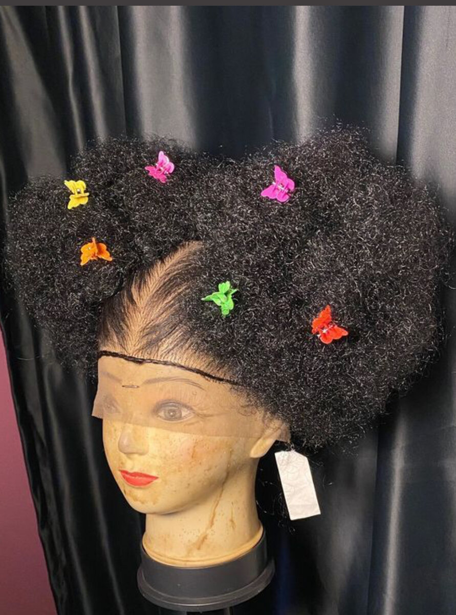 Perruque avec tresses et accessoires colorés