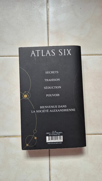 "Atlas Six" - Roman Captivant