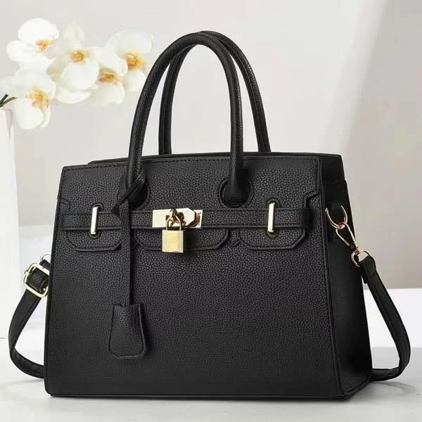 Stylish and fashionable women's bag black