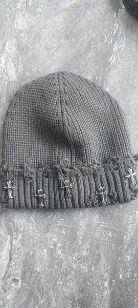 Bonnet en tricot gris avec détails métalliques