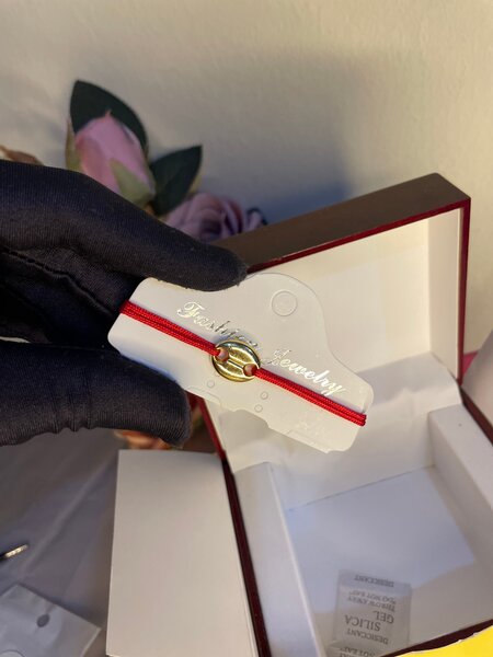 Bracelet en corde rouge