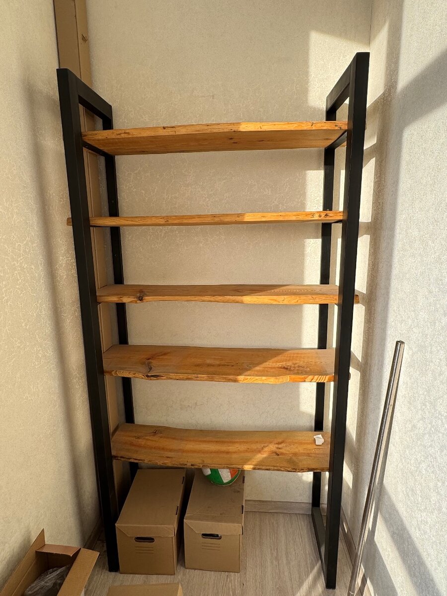 Стеллаж ручной работы из цельного дерева