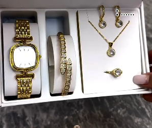 Комплект с наручными часами для женщин