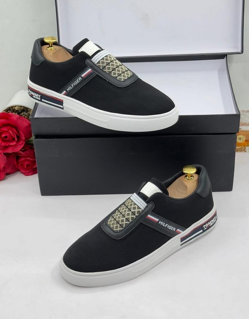 TOMMY HILFIGER BLACK AND WHITE