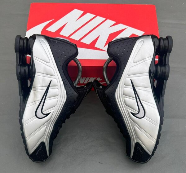 Chaussures Nike Shox noir et blanc