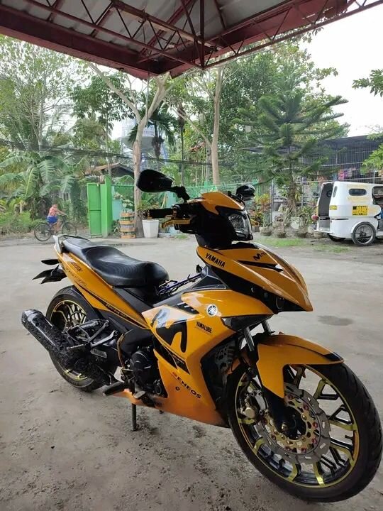 Moto sportive Yamaha brillante