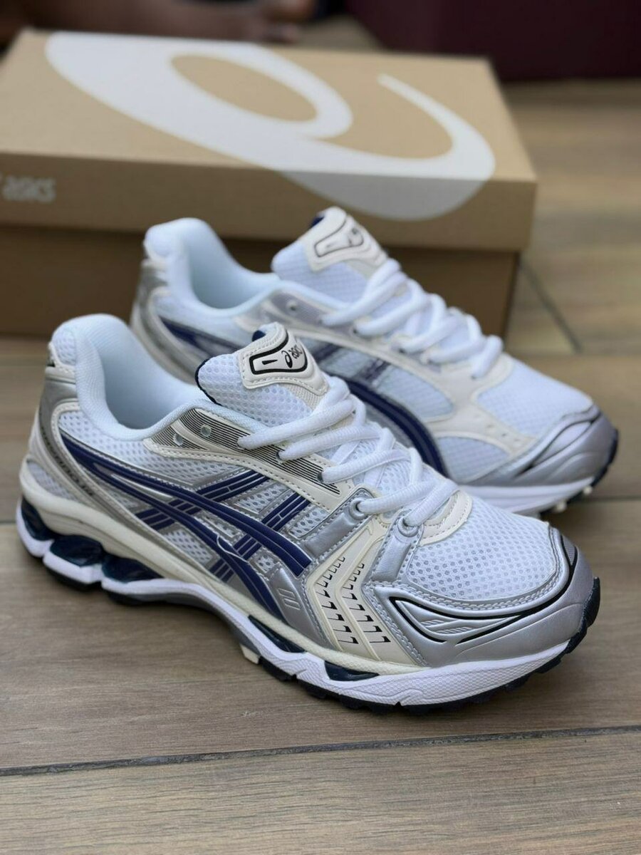 Asics Sneakers