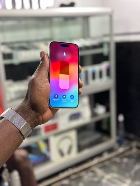 iPhone 15 simple 128Go CE avec carton tout es d’origine