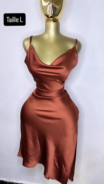 Robe satin bretelles élegante