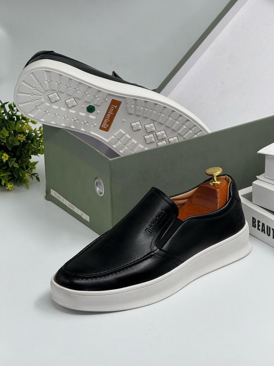 TIMBERLAND BLACK AND WHITE