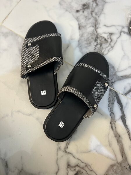 Sandales à motif croisé élégantes