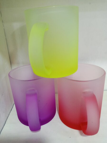 Tasses colorées en verre givré