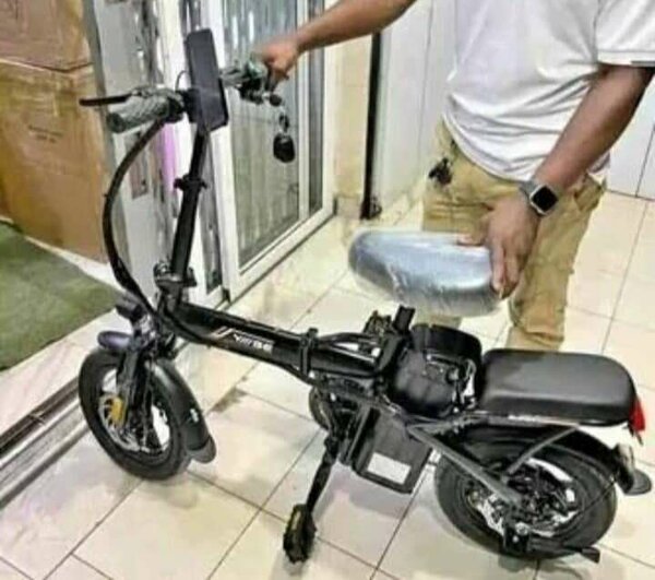 Vélo électrique pliant compact