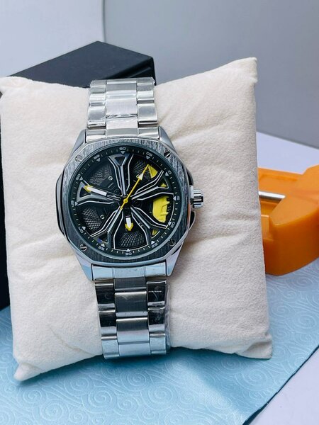 UNE MONTRE BRACELET EN FER