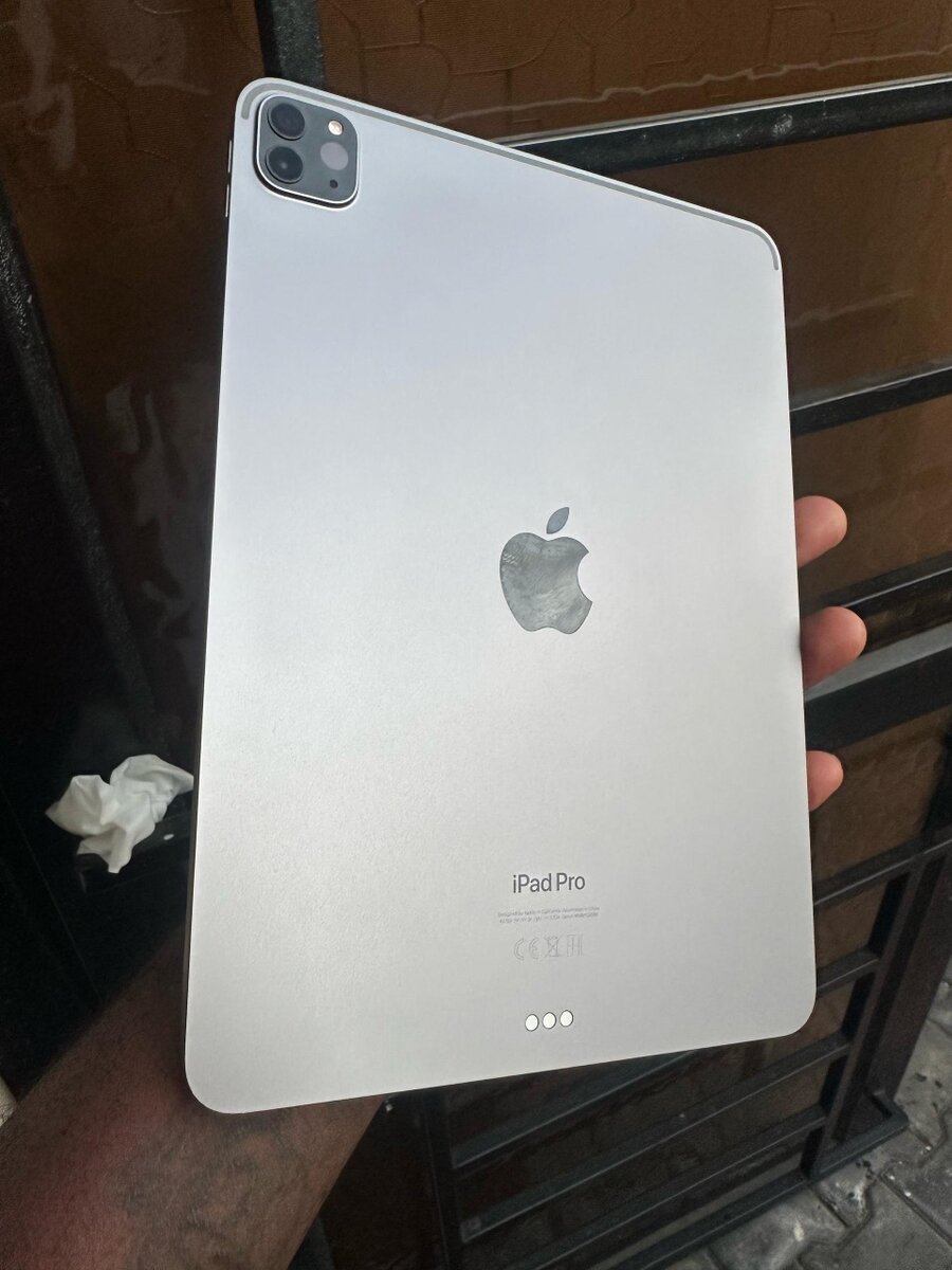 iPad Pro M2 (256GB) WiFi Only.