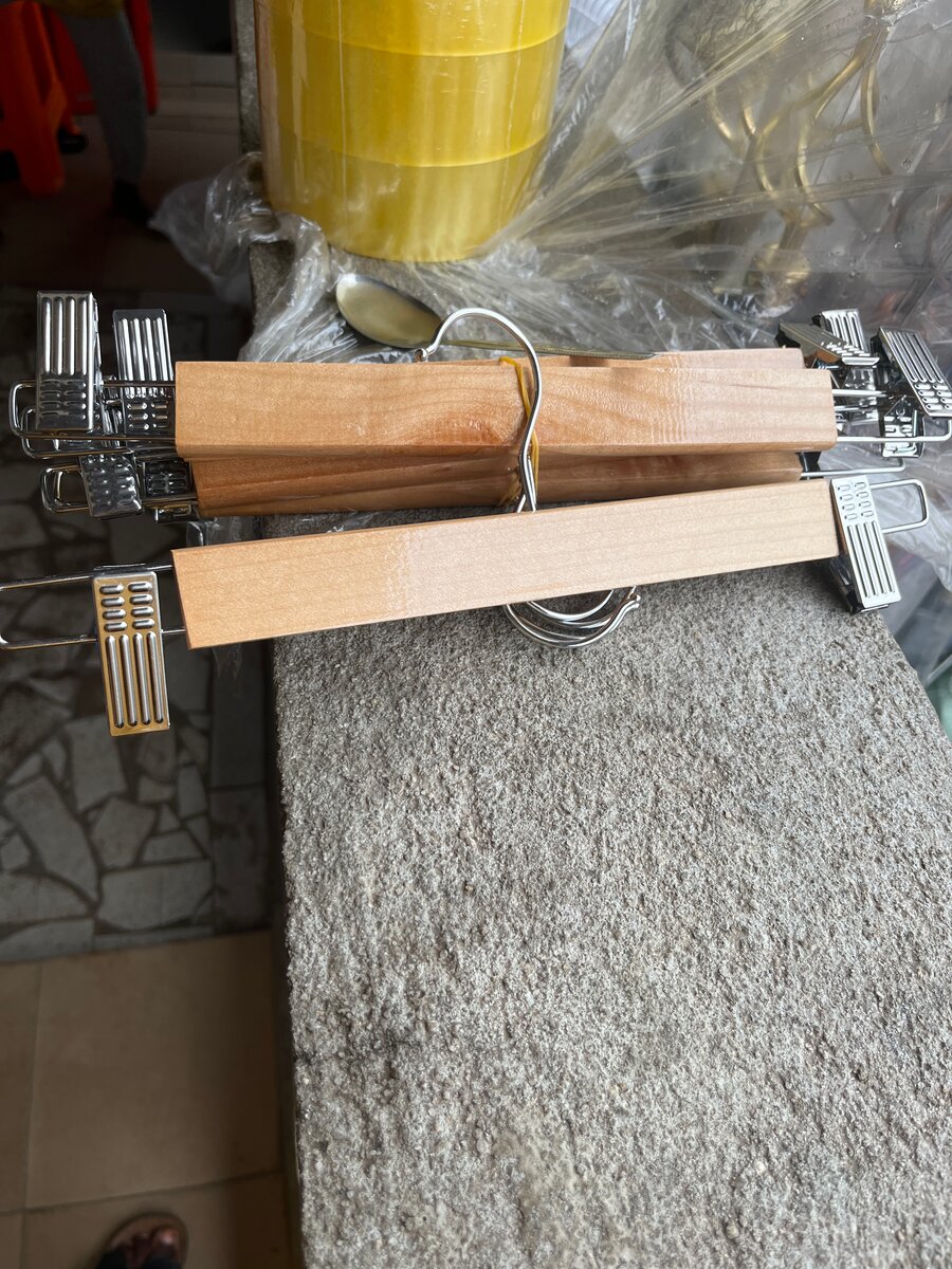 Cintres en bois robustes