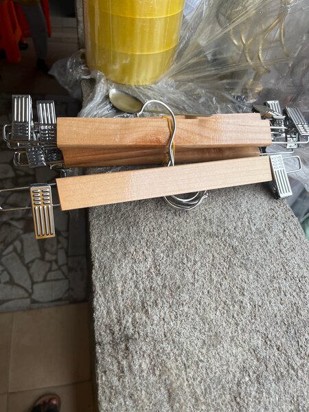 Cintres en bois robustes