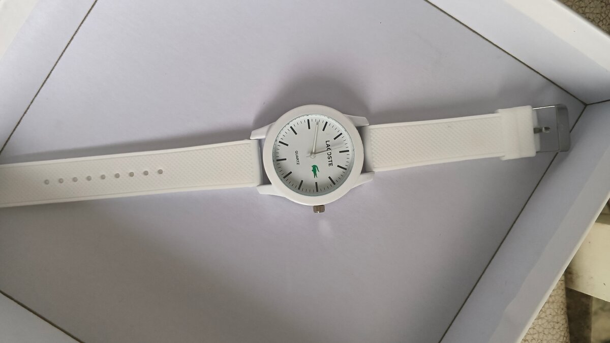 Montre blanche élégante