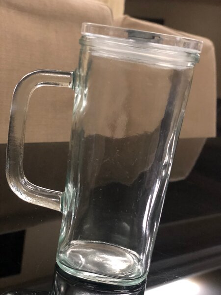Tasse en verre avec poignée