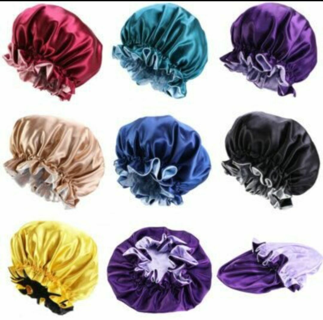 Bonnet en satin coloré