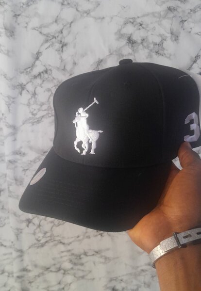 Casquette polo noir élégante