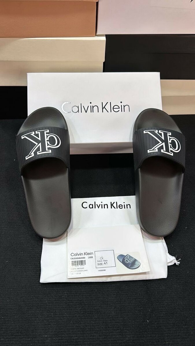 Claquettes de marques tendance