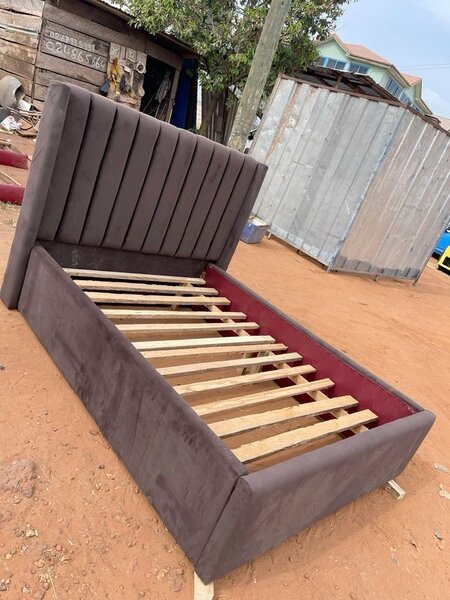 Lit double avec tête de lit et rangements