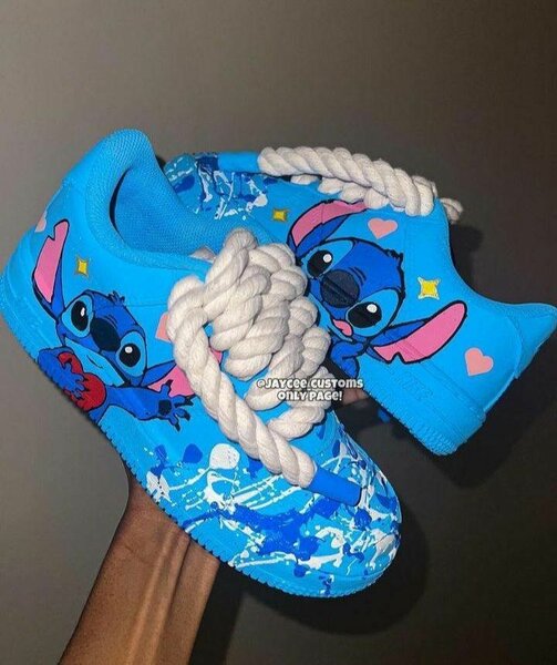 Chaussures customisées bleu ciel avec motifs